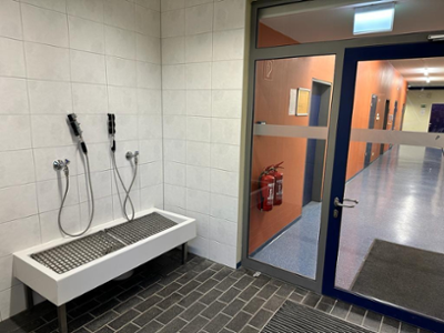 Sporthalle Criewen Flur mit Schuhwaschanlage
